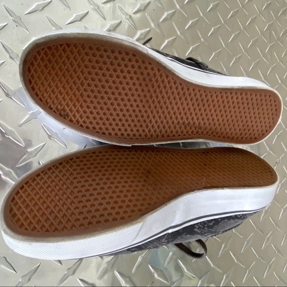 Vans Off the Wall Gray & White Sneakers Snake Skin Print Shoes Women’s Size 7 - Picture 9 of 10